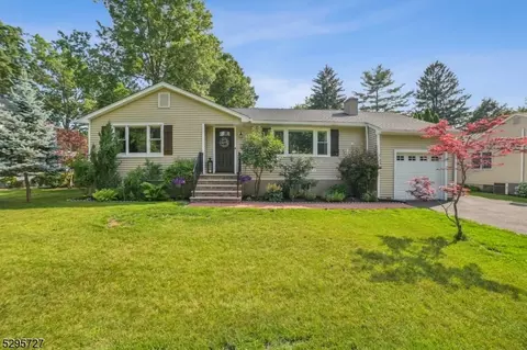 7 Oak Dr, Roseland, NJ 07068