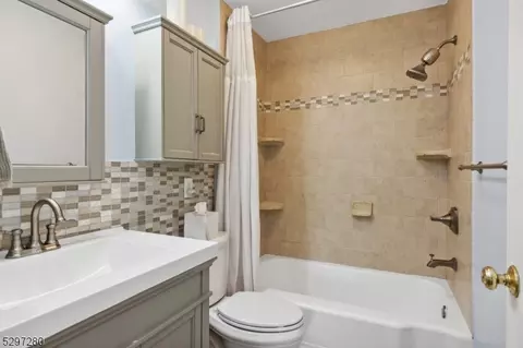 429 Fairview Ave, Middlesex, NJ 08846 photo 12
