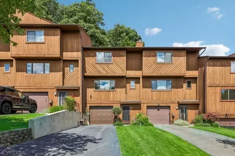 87 Metro Vista Dr, Hawthorne, NJ 07506