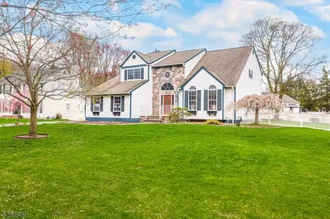 27 Autumn Dr, Mine Hill, NJ 07803