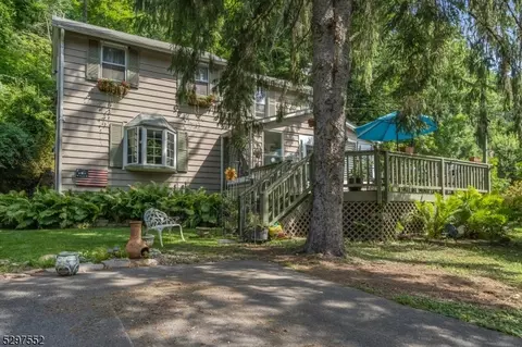 47 Reservoir Rd, Stewartsville, NJ 08886