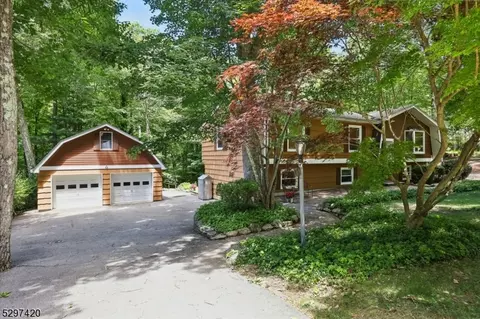 8 Tall Oaks Dr, Jefferson, NJ 07438