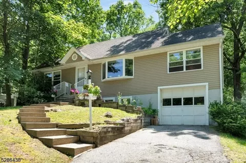 20 Pawnee Ave, Oakland, NJ 07436