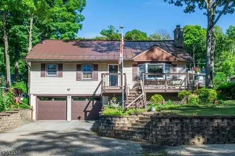 33 Lake Shore Rd E, Hardyston, NJ 07460