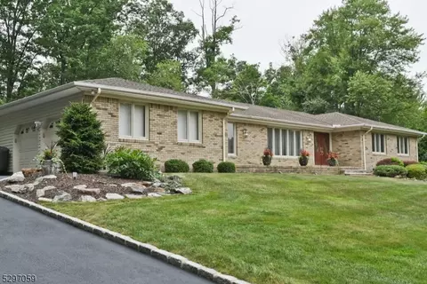 6 Jamaica Rd, Morris Plains, NJ 07950