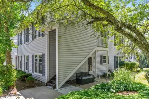 81 Junco Ct, Three Bridges, NJ 08887