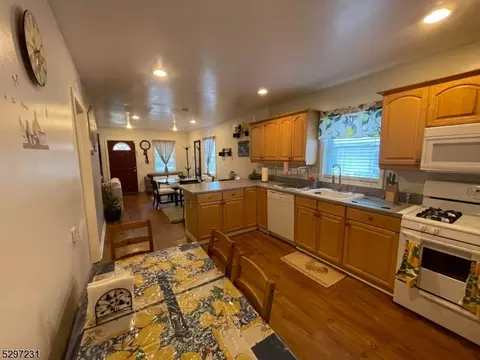 3 Mann Pl, Wanaque Boro, NJ 07420 photo 5