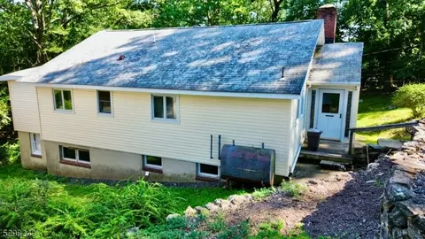 11 Delaware Ave, Hopatcong, NJ 07843