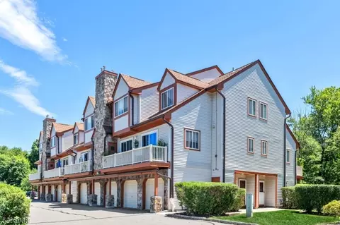 44 Woods Edge Dr, Succasunna, NJ 07876