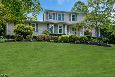 4 Seward Dr, Ocean, NJ 07712