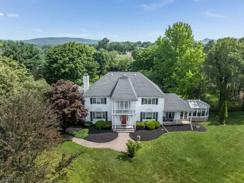 2 Saddlebrook Dr, Washington, NJ 07882