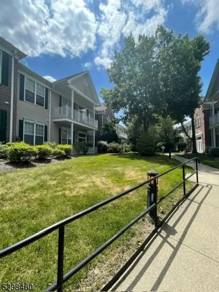 316 Four Seasons Dr, Wayne, NJ 07470