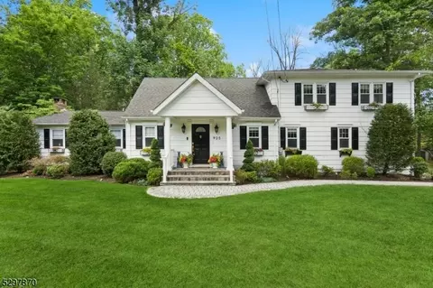 925 Valley Rd, Watchung, NJ 07069