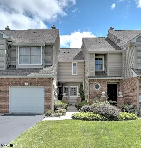 28 Clements Ct, Roseland, NJ 07068