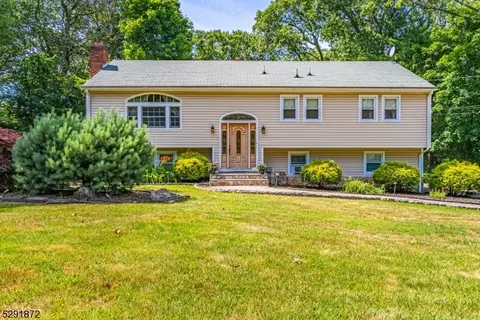 34 Sweetman Ln, West Milford, NJ 07480