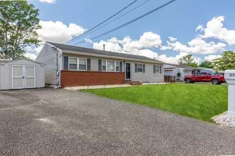 350 Wisteria Dr, Brick Twp, NJ 08723