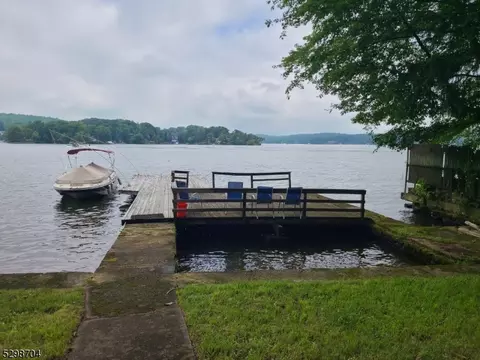 221 Maxim Dr, Hopatcong, NJ 07843