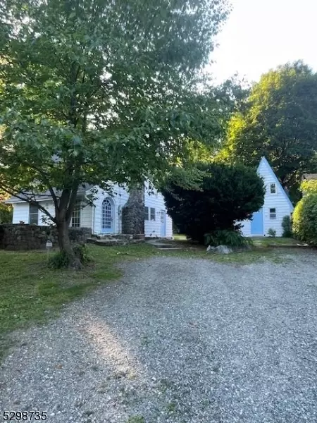 10 Crescent Rd, West Milford, NJ 07480