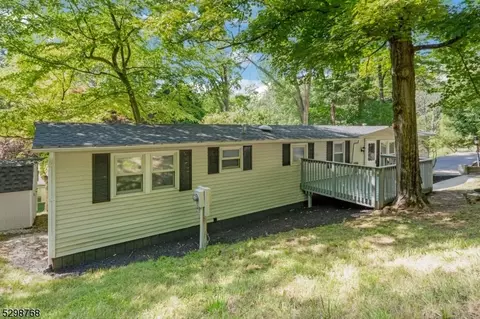 6 Watergate Dr, High Bridge, NJ 08829