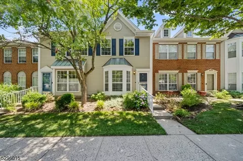 8 Hudson Ct, Franklin Twp, NJ 08823