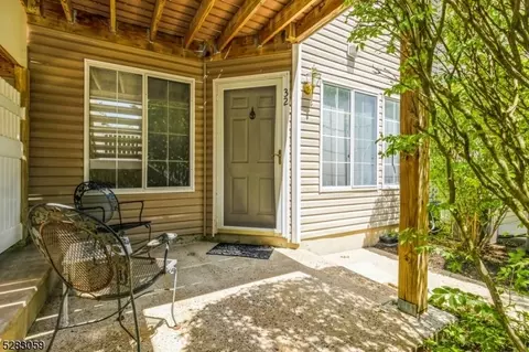 32 Stevens Ct, Bedminster, NJ 07921