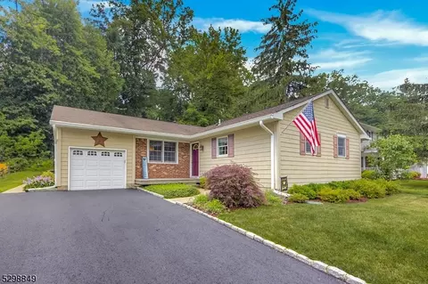 16 Deer Path Dr, Mount Olive, NJ 07836