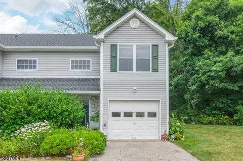 26 Druid Ln, Hamburg, NJ 07419
