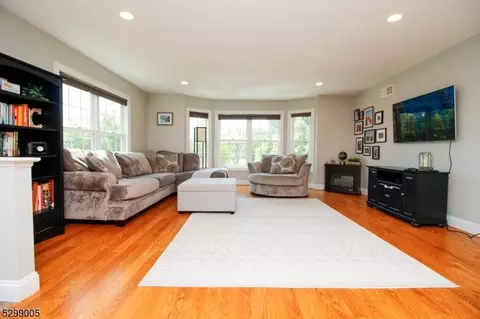 516 Centre St, Nutley, NJ 07110 photo 4