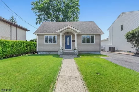 33 Lotz Hill Rd, Clifton, NJ 07013