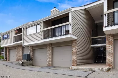 51 Overlook Dr, Clinton, NJ 08809