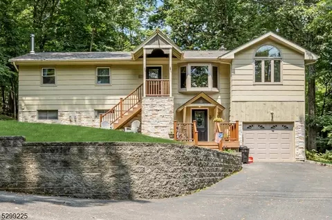 15 Crows Nest Rd, Byram Twp, NJ 07821