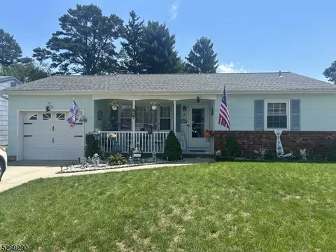 12 Nostrand Dr, Toms River, NJ 08757