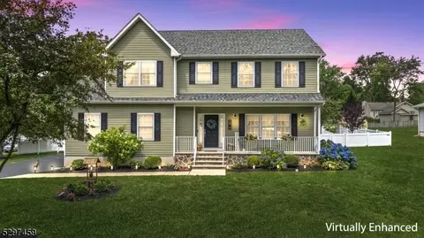 15 Broad St, Three Bridges, NJ 08887