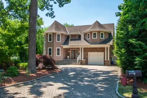 801 Pascack Rd, Paramus, NJ 07652