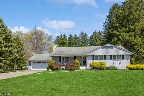 82 Oakdale Ct, North Haledon, NJ 07508