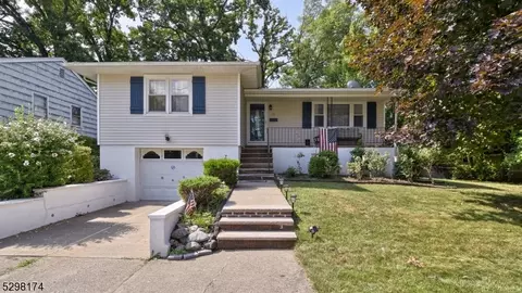 15 Oakwood Ter, Bloomingdale, NJ 07403