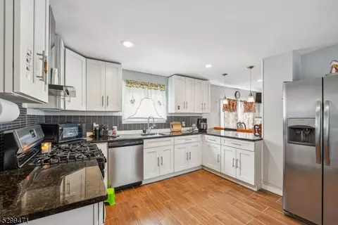 18 Outlook Ave, Sayreville, NJ 08872