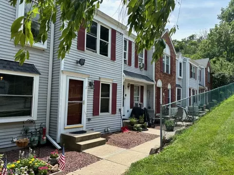 4 Colonial Ct, High Bridge, NJ 08829