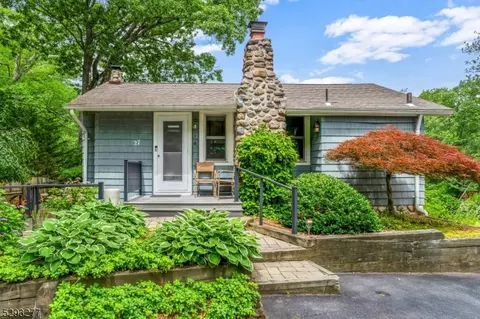 27 Maple Ln, Denville, NJ 07834