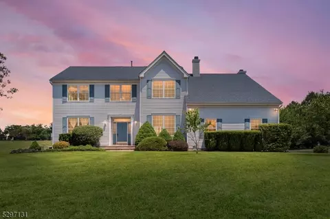 10 Grist Mill Ln, Franklin Twp, NJ 08823