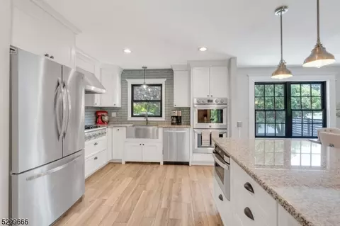 15 Laurel Ct, Verona, NJ 07044
