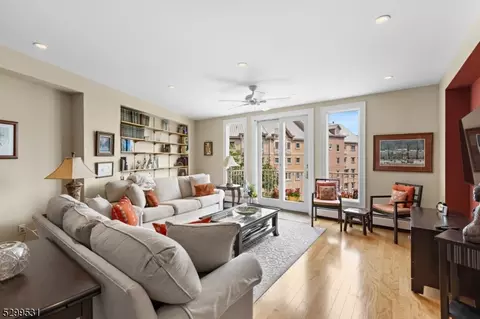 101 Shearwater Ct E #45, Jersey City, NJ 07305