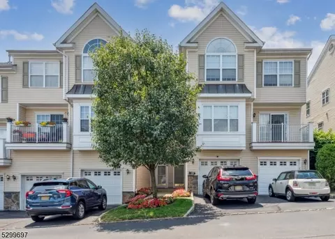 127 Mountainside Dr, Pompton Lakes, NJ 07442