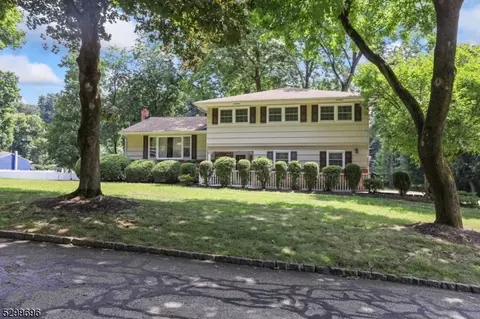 9 Stonehedge Ln, Madison, NJ 07940