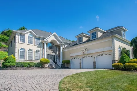 97 Hamilton Trl, Totowa, NJ 07512