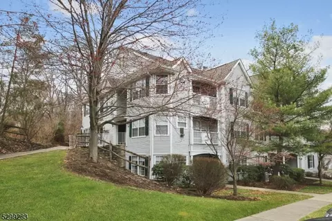 303 Chatfield Dr, Pompton Plains, NJ 07444