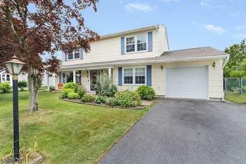 32 Central Ave, Mine Hill, NJ 07803