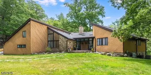 8 Pinewood Ter, Kinnelon, NJ 07405