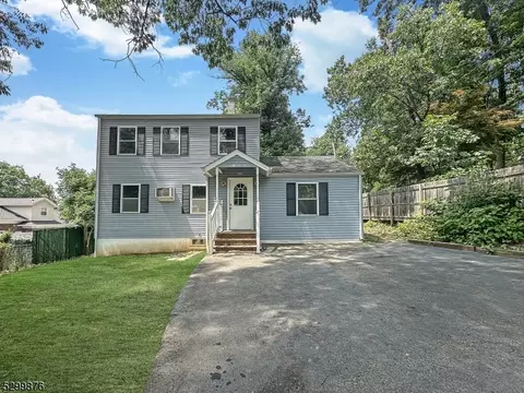 207 Mountain Pkwy, Green Brook, NJ 08812