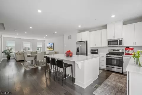 3 Coogan Ct, Morris Plains, NJ 07950